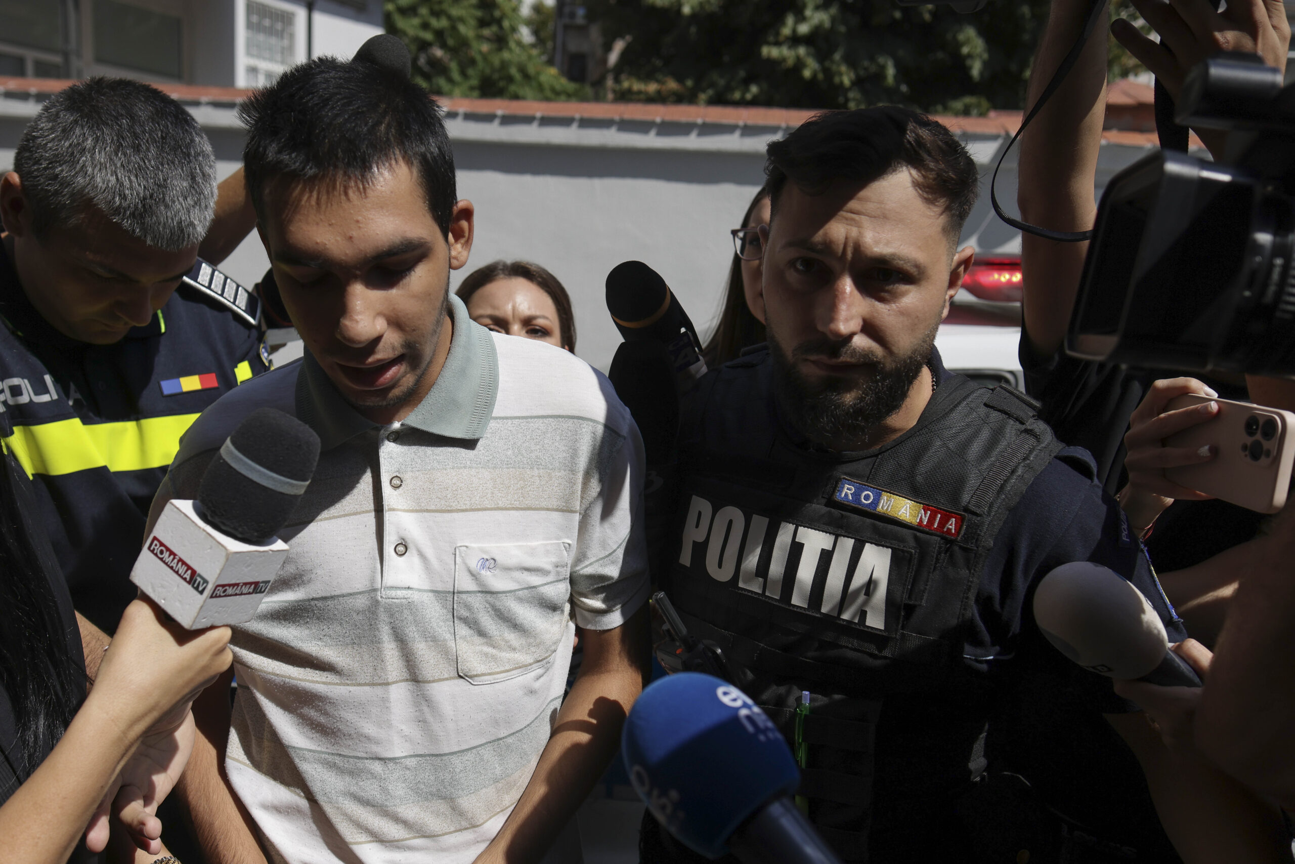 Bărbatul care l-a atacat pe livratorul străin în București, cercetat și pentru propagandă fascistă și legionară. Ce mesaje i-au găsit procurorii Bărbatul care l-a atacat pe livratorul străin în București, cercetat și pentru propagandă fascistă și legionară. Ce mesaje i-au găsit procurorii