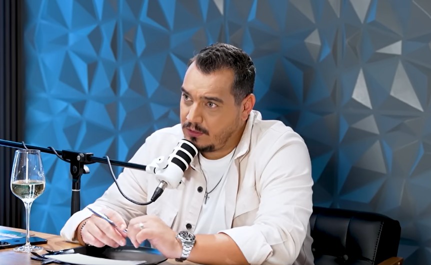 Derapaj al unui manelist, într-un podcast: „O palmă, două, un picior, ceva, mai dai la o femeie” / „ Nicio contrazicere, nimic. Nimeni nu s-a gândit: «bă, am adus un abuzator în emisiune»”