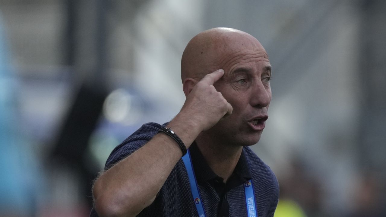 Robert Ilyes urechează un jucător de la Csikszereda după meciul cu CFR: ”Primul tren și la Budapesta! Nu poți să faci așa ceva” Robert Ilyes urechează un jucător de la Csikszereda după meciul cu CFR: ”Primul tren și la Budapesta! Nu poți să faci așa ceva”