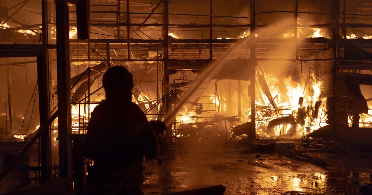 Atac aerian cu bombe ghidate asupra Harkovului: explozii și incendii devastatoare în două cartiere, 9 persoane au fost rănite Atac aerian cu bombe ghidate asupra Harkovului: explozii și incendii devastatoare în două cartiere, 9 persoane au fost rănite