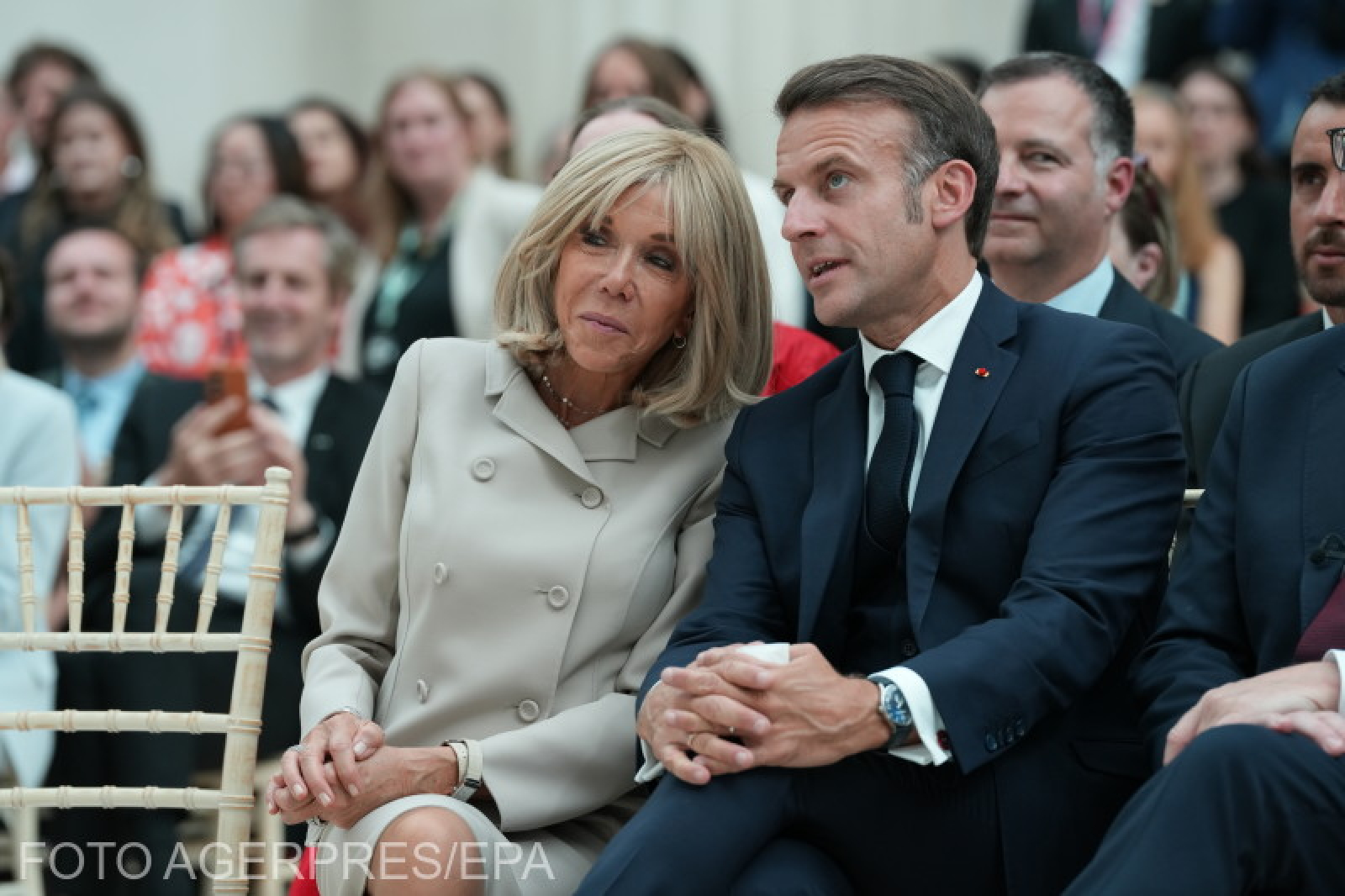 Macron și soția sa vor depune dovezi științifice pentru a demonstra că Brigitte nu s-a născut bărbat Macron și soția sa vor depune dovezi științifice pentru a demonstra că Brigitte nu s-a născut bărbat