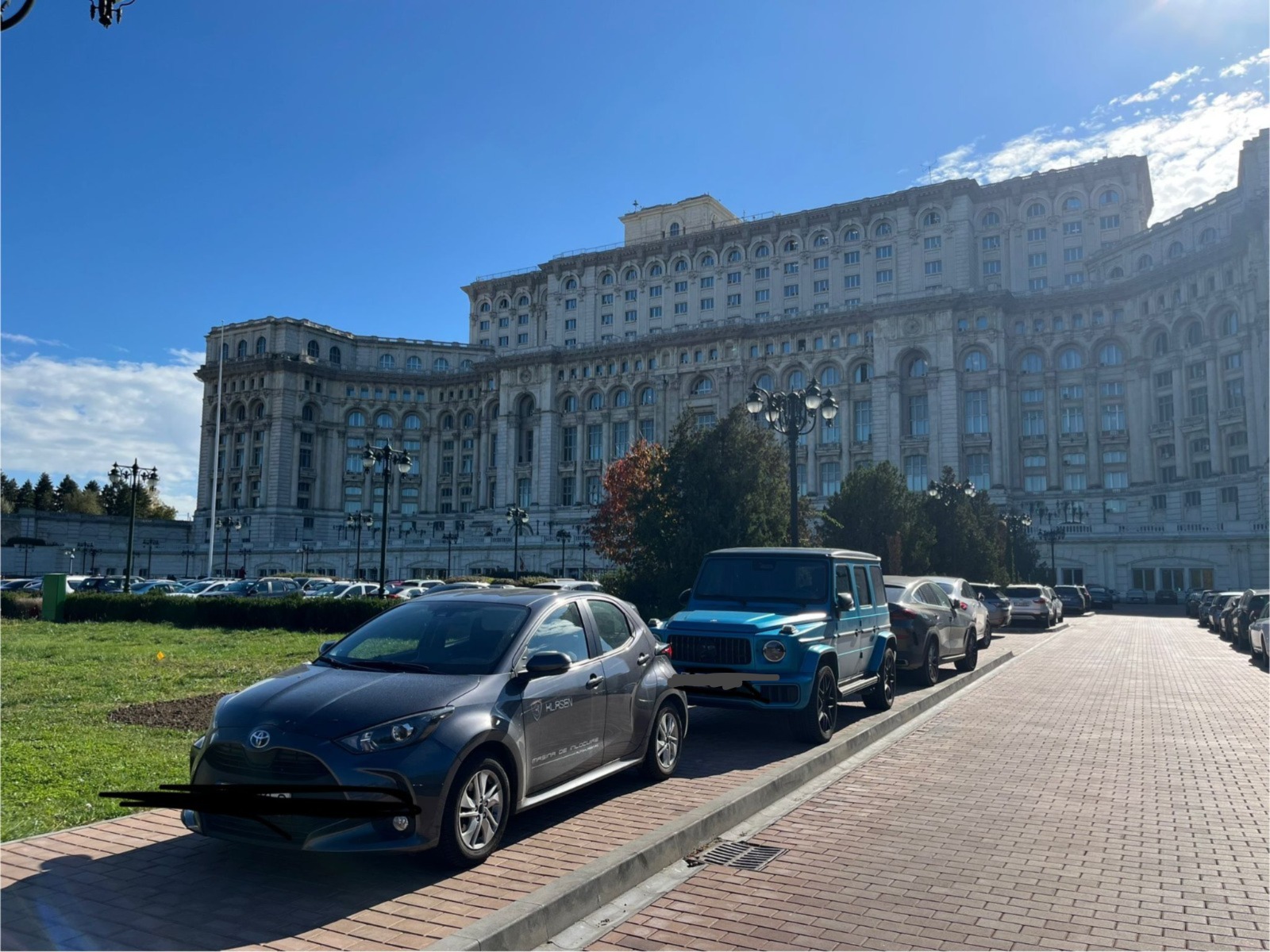 Bunul-simț e sfidat chiar în curtea Parlamentului României: „metamorfoza” trotuarelor  