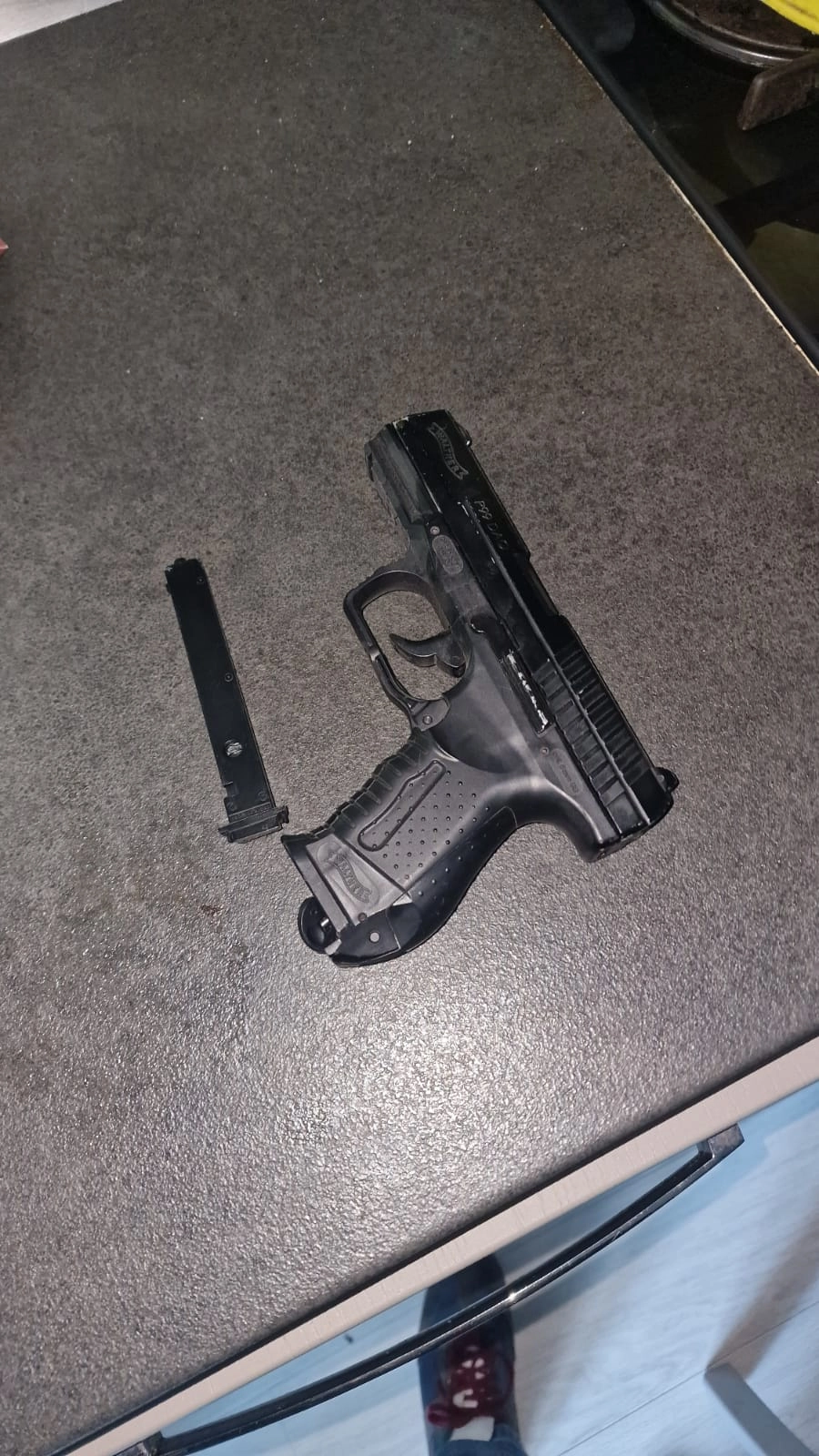 Bărbat prins de jandarmi în zona gării din Constanța cu un pistol și un dispozitiv cu electroșocuri Bărbat prins de jandarmi în zona gării din Constanța cu un pistol și un dispozitiv cu electroșocuri