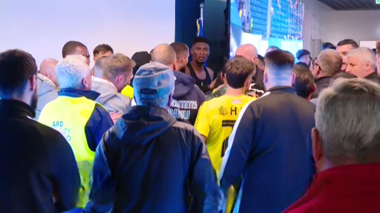 Bătaie pe tunel la Universitatea Craiova – Dinamo! Oltenii nu au putut trece peste faptul că Armstrong a fost ”iertat” de eliminare Bătaie pe tunel la Universitatea Craiova – Dinamo! Oltenii nu au putut trece peste faptul că Armstrong a fost ”iertat” de eliminare