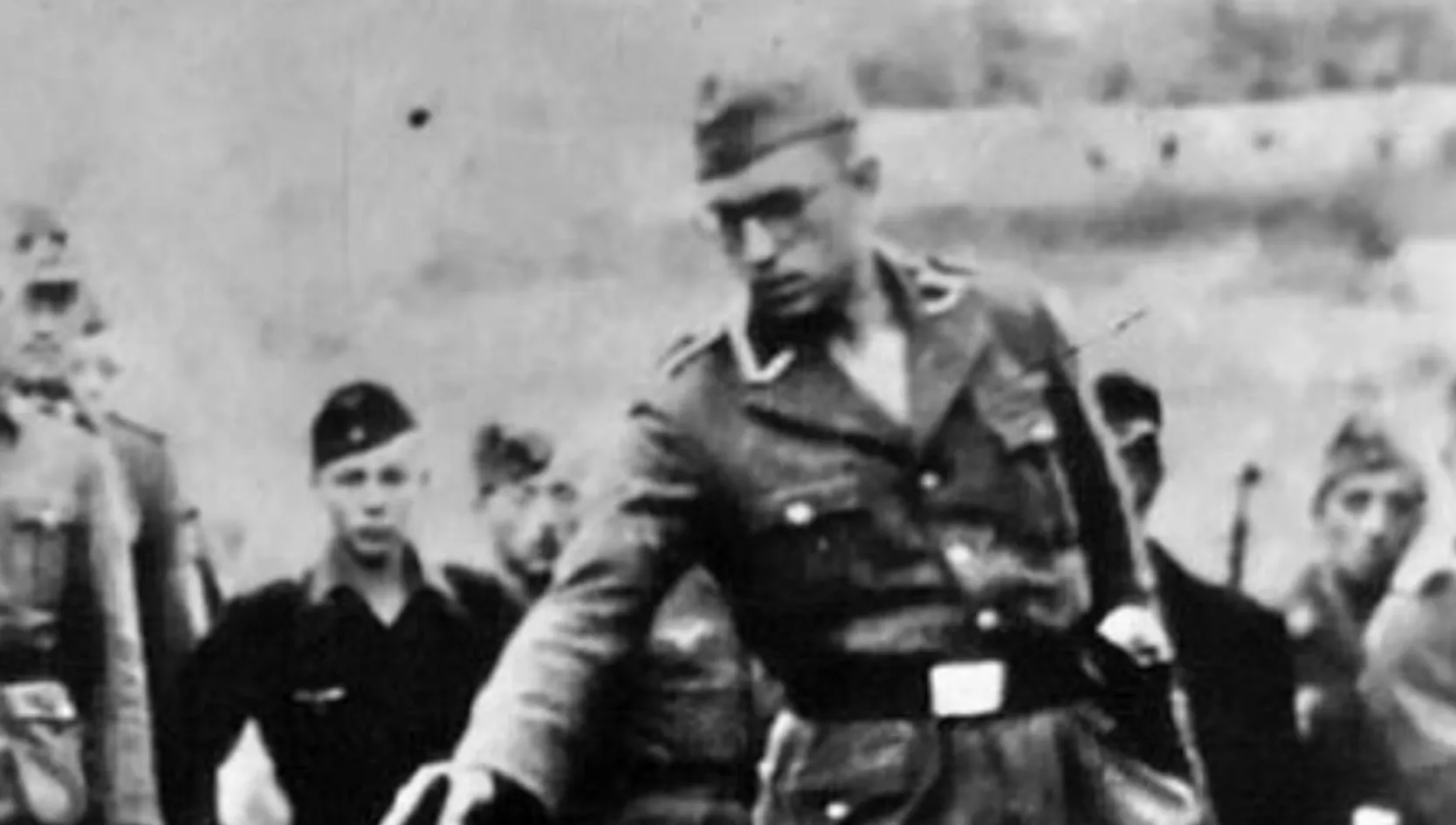 Descoperire tulburătoare: s-a aflat cine este soldatul SS din cea mai cutremurătoare imaginie a Holocaustului