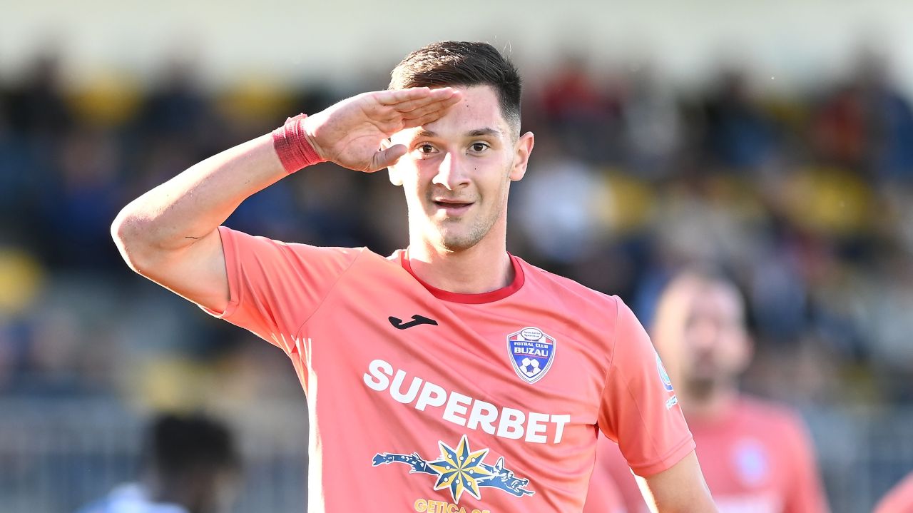 Povestea lui Vali Dumitrache. De la copilul care-și șlefuia talentul cu mingea bătută de perete, la sfaturile primite de la Gică Hagi