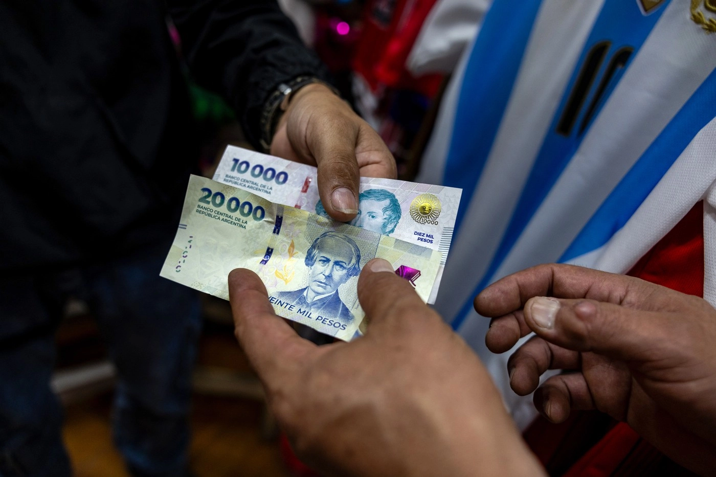 SUA intră puternic în joc: 20 miliarde de dolari pentru salvarea Argentinei. Trezoreria a cumpărat pesos direct de pe piață