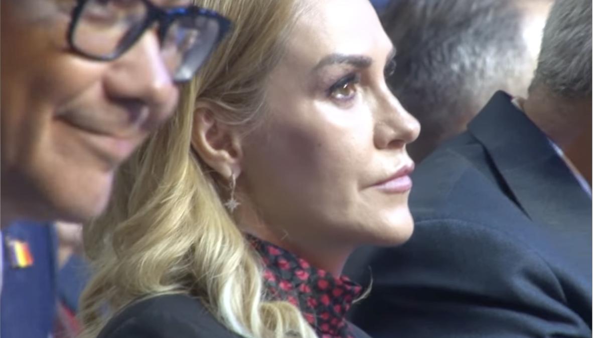 Gabriela Firea, surprinsă cu ochii înlăcrimați în sala congresului PSD / video Gabriela Firea, surprinsă cu ochii înlăcrimați în sala congresului PSD / video