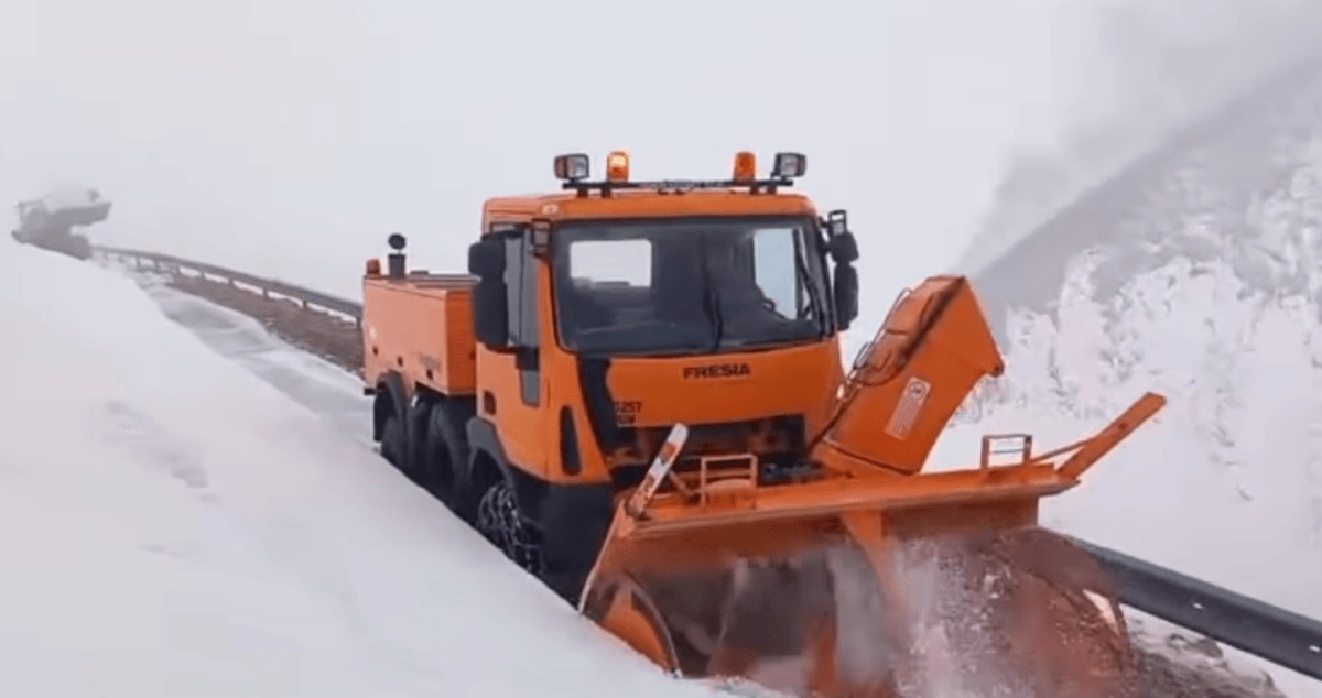 Intervenţie pe Transalpina: Se creează un culoar pentru crescătorii de animale rămaşi în zonă Intervenţie pe Transalpina: Se creează un culoar pentru crescătorii de animale rămaşi în zonă