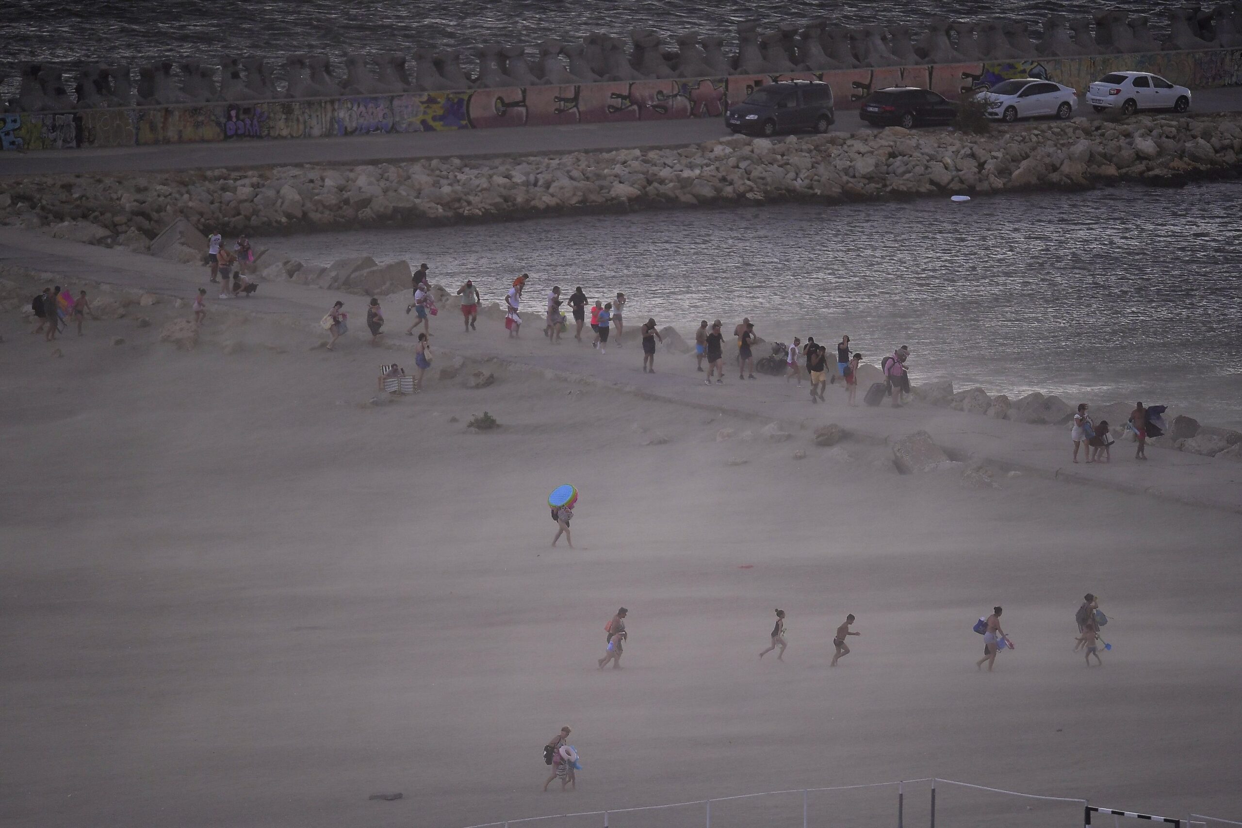 „Să-și facă provizii de apă și alimente pentru 48 de ore”. Avertisment pentru constănțeni, din cauza furtunilor care încep marți seară „Să-și facă provizii de apă și alimente pentru 48 de ore”. Avertisment pentru constănțeni, din cauza furtunilor care încep marți seară