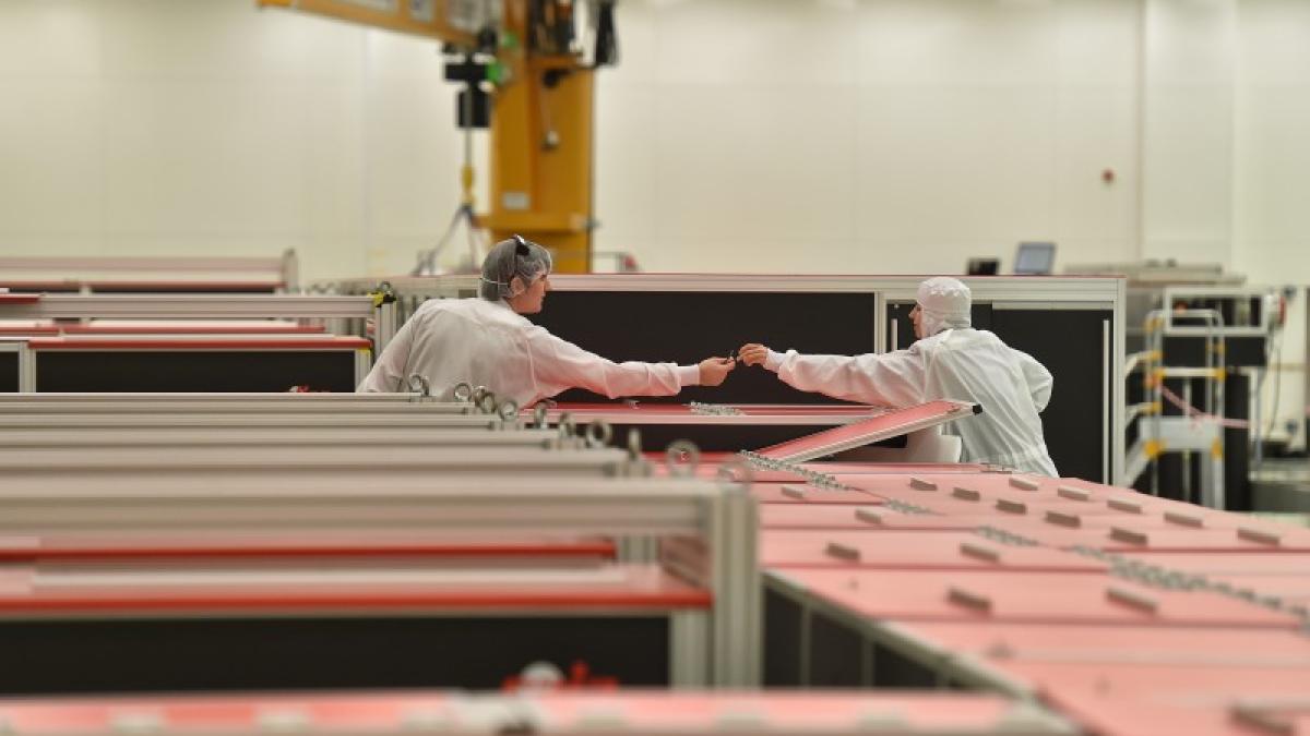 Cea mai puternică armă a științei poartă semnătura României. Laserul de la Măgurele, noul titan al luminii cu ajutorul Japoniei Cea mai puternică armă a științei poartă semnătura României. Laserul de la Măgurele, noul titan al luminii cu ajutorul Japoniei