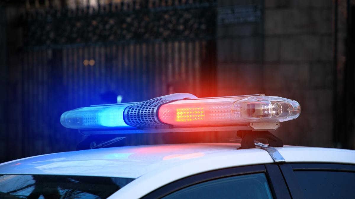 Furt ca în filme la Balş. Un bărbat a furat o maşină de poliţie chiar din curtea secţiei