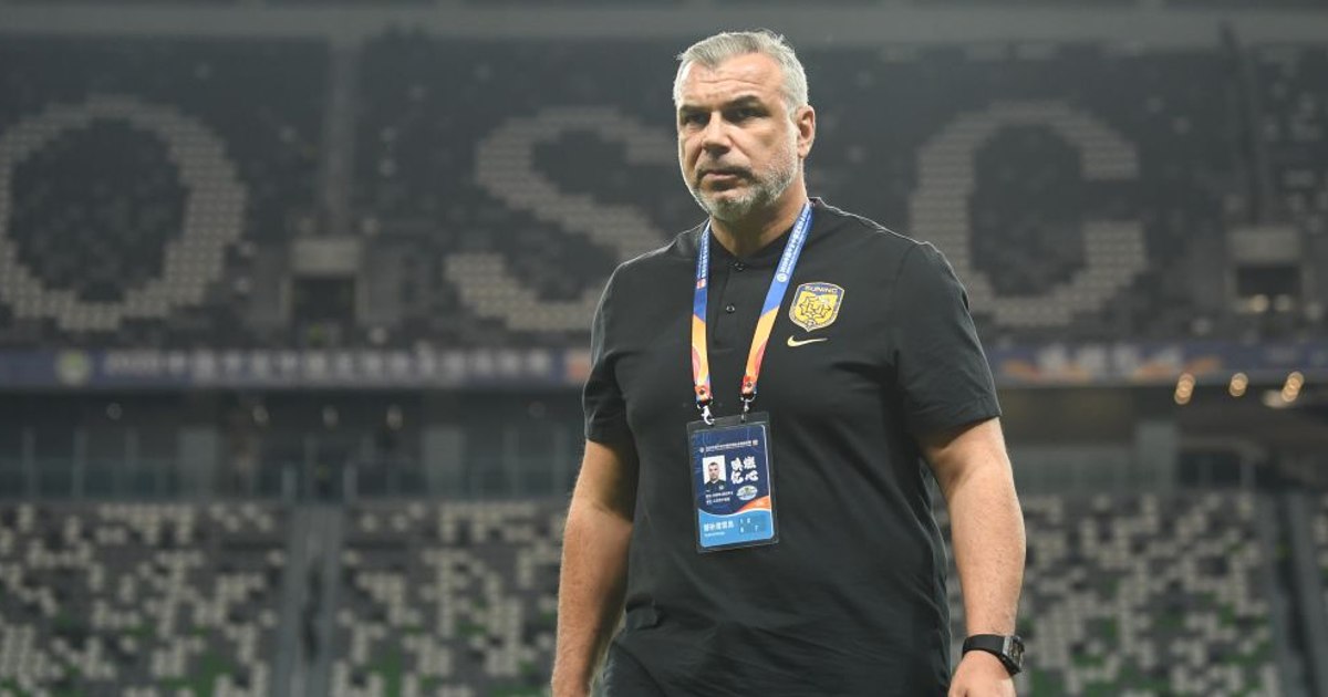 După episodul Middlesbrough, Olăroiu a fost lovit de o altă nenorocire fotbalistică. Emiratele Arabe Unite au încasat gol în prelungiri