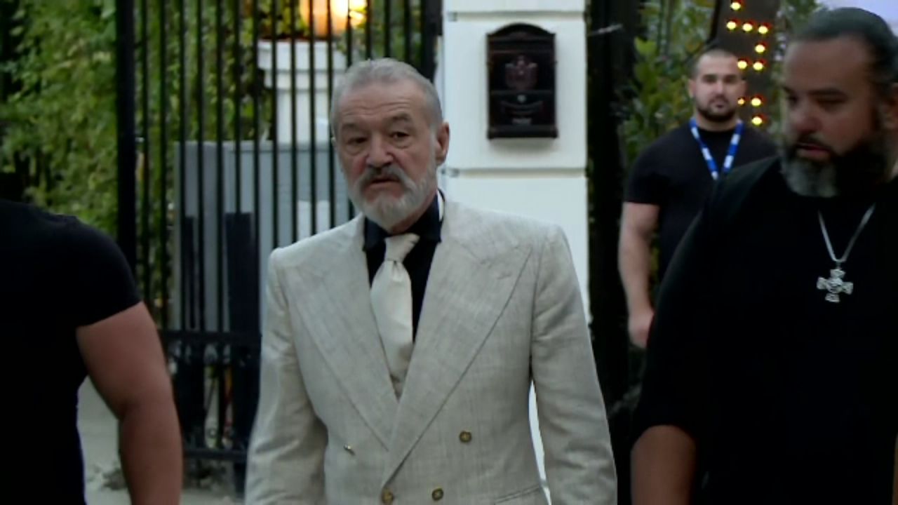 Gigi Becali urechează un jucător de la FCSB și, apoi, șochează în direct la TV: ”La mine asta contează” Gigi Becali urechează un jucător de la FCSB și, apoi, șochează în direct la TV: ”La mine asta contează”