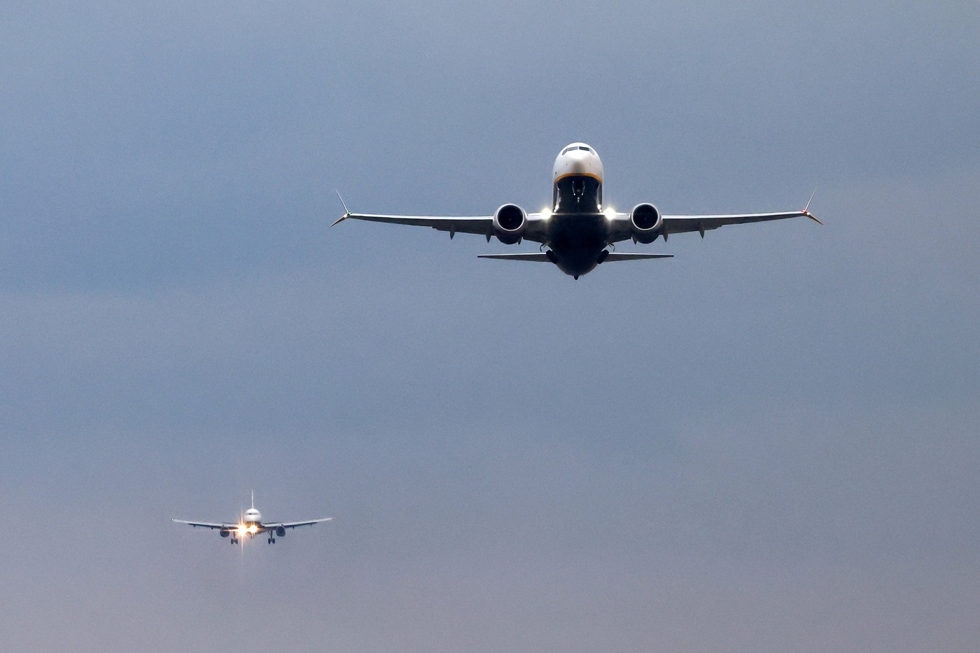 Reacția Wizz Air după ce doi români au alergat după un avion care se pregătea să decoleze de pe aeroportul din Koln / Explicația unui pasager: „Le înţeleg disperarea. Nu au fost singurii”