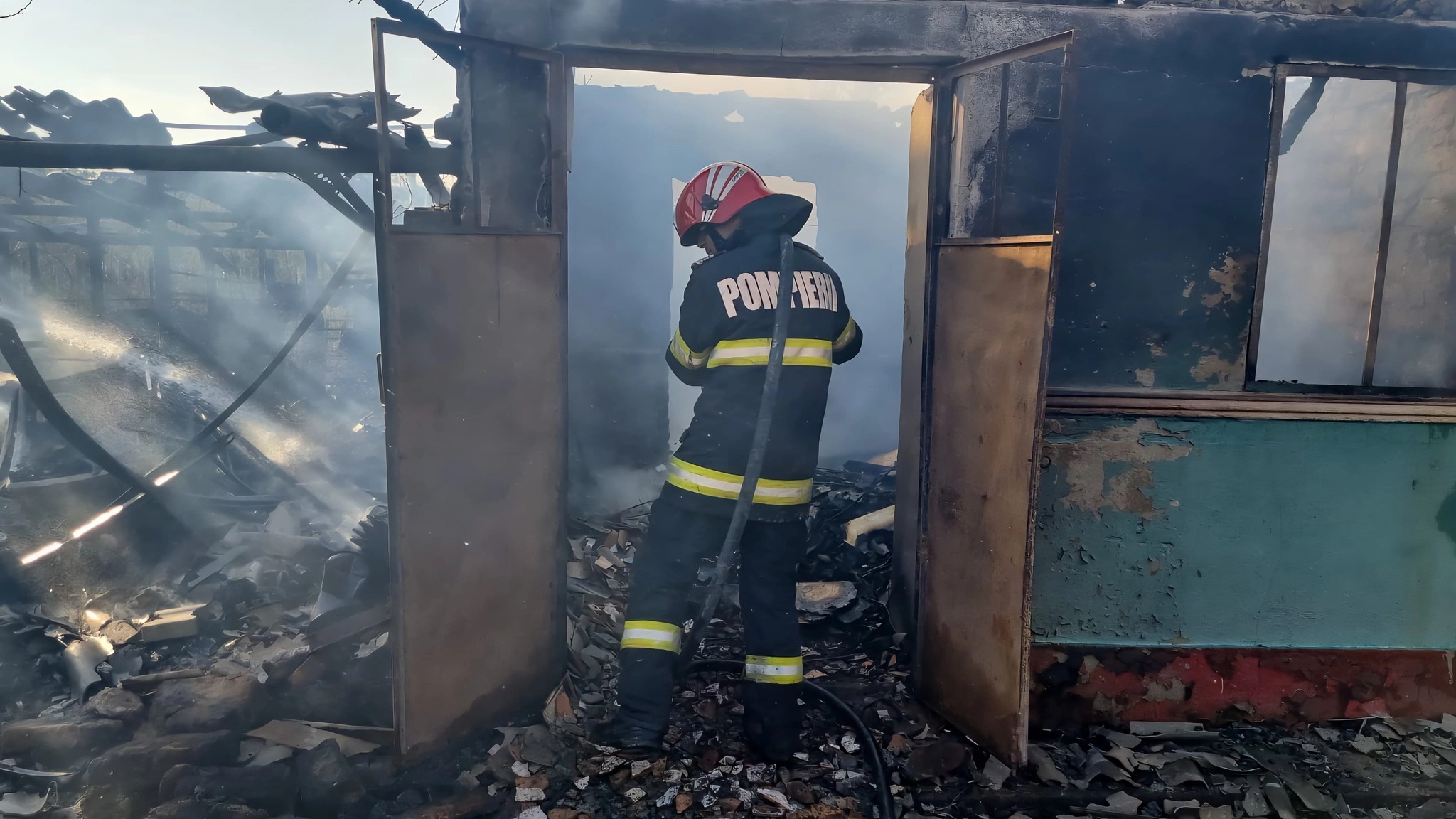 O femeie a murit carbonizată după ce locuința i-a fost cuprinsă de flăcări