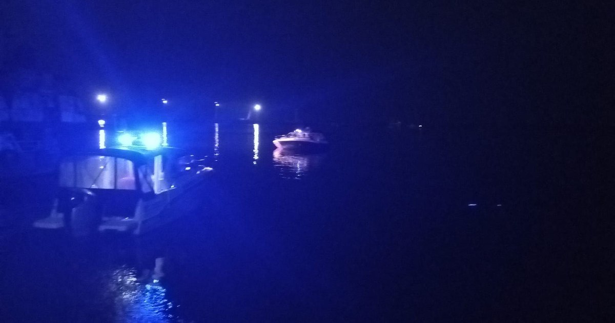 Accident naval în municipiul Galați. O ambarcațiune în care se aflau trei persoane a lovit o barjă. Una din victime este inconștientă Accident naval în municipiul Galați. O ambarcațiune în care se aflau trei persoane a lovit o barjă. Una din victime este inconștientă