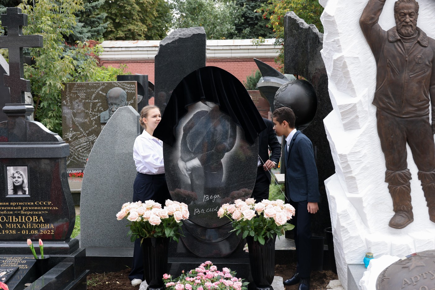 Un oficial rus, ținta unui asasinat într-un cimitir din Moscova, susține FSB. O vază-capcană, folosită în presupusul atentat Un oficial rus, ținta unui asasinat într-un cimitir din Moscova, susține FSB. O vază-capcană, folosită în presupusul atentat