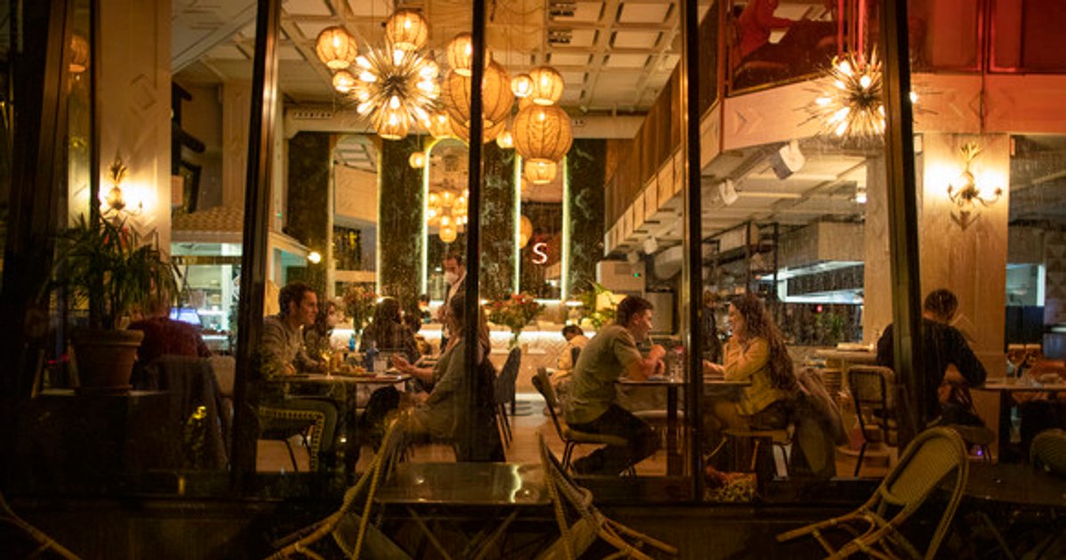 Scaune furate de la terasele din Spania, vândute în România. Manevra prin care s-au „evaporat” peste 1.100 de bucăți Scaune furate de la terasele din Spania, vândute în România. Manevra prin care s-au „evaporat” peste 1.100 de bucăți