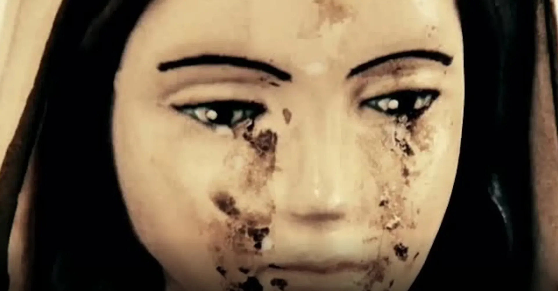 Escrocherie cu lacrimi de sânge : femeia din spatele ‘miracolului’ statuii care plânge, inculpată pentru înșelăciune