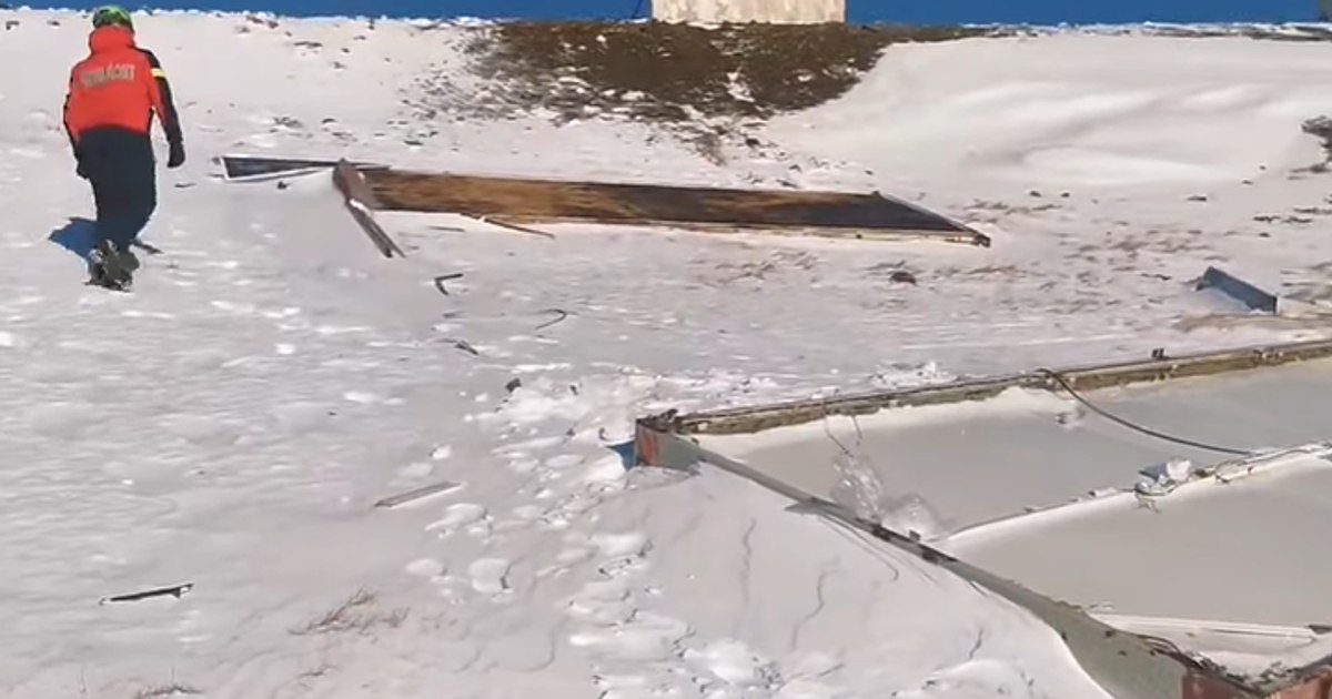 Viscolul a spulberat cabinetul medical al Salvamont Gorj, amplasat în partea superioară a pârtiei de schi de pe vârful Păpușa Viscolul a spulberat cabinetul medical al Salvamont Gorj, amplasat în partea superioară a pârtiei de schi de pe vârful Păpușa