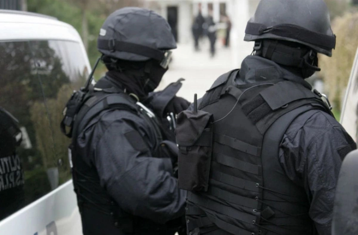 Percheziții DIICOT în București și alte două județe din țară! Fraudă uriașă cu mașini de lux și credite false