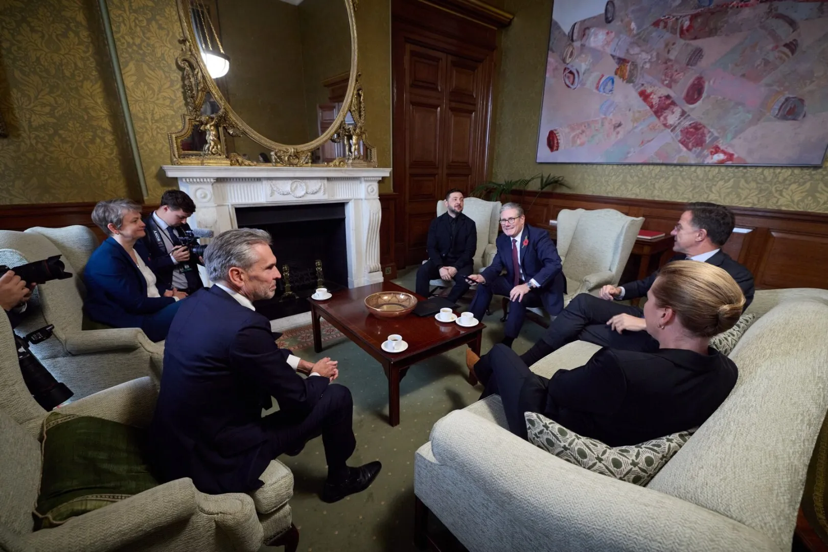 Se pregătește ceva major: Întâlnire ultra-secretă, la cel mai înalt nivel din Europa. Inclusiv telefoanele vor fi interzise Se pregătește ceva major: Întâlnire ultra-secretă, la cel mai înalt nivel din Europa. Inclusiv telefoanele vor fi interzise