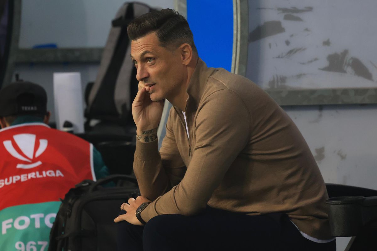 Mirel Rădoi „a luat foc” în timpul meciului, apoi a avut o cerere inedită în conferință: „Dați-le cartonaşe jucătorilor mei! Nu vor mai fi nici în lot” Mirel Rădoi „a luat foc” în timpul meciului, apoi a avut o cerere inedită în conferință: „Dați-le cartonaşe jucătorilor mei! Nu vor mai fi nici în lot”