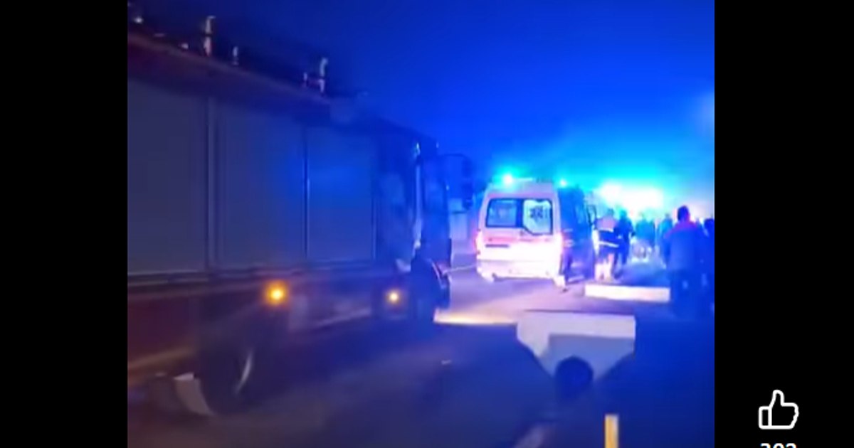 Un microbuz în care erau copii a intrat într-o casă, în județul Sibiu. Zece victime au ajuns la spital. A fost activat Planul Roșu de intervenție