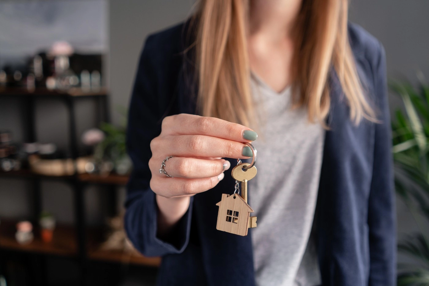 Tinerii se confruntă cu o problemă majoră: muncesc, dar nu îşi pot permite să se mute din casa părinţilor