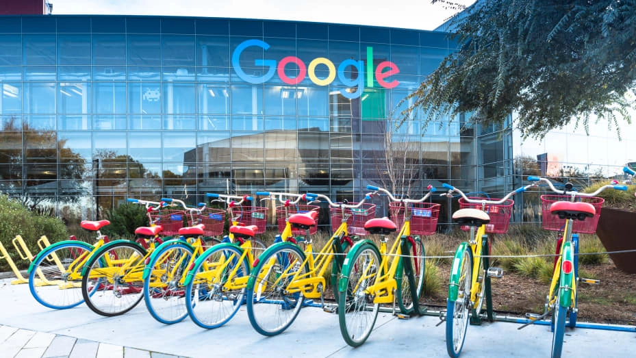 Alphabet, compania-mamă a Google, o depășește pe Apple la capitalizare bursieră, pentru prima dată din 2019