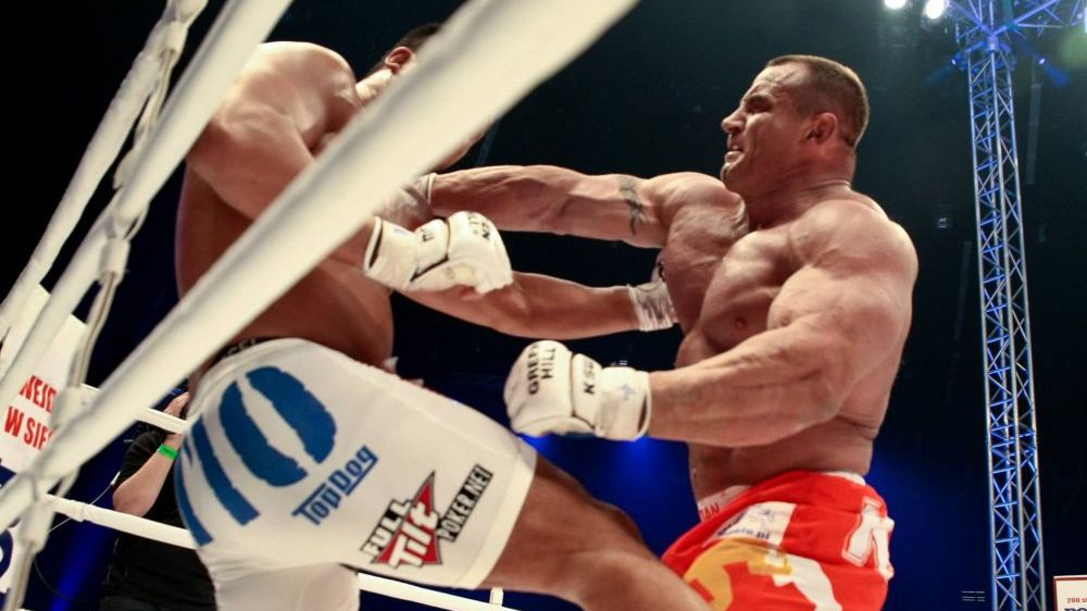 Cel mai puternic om din lume a făcut o avere după ce a fost învins în doar 30 de secunde Cel mai puternic om din lume a făcut o avere după ce a fost învins în doar 30 de secunde