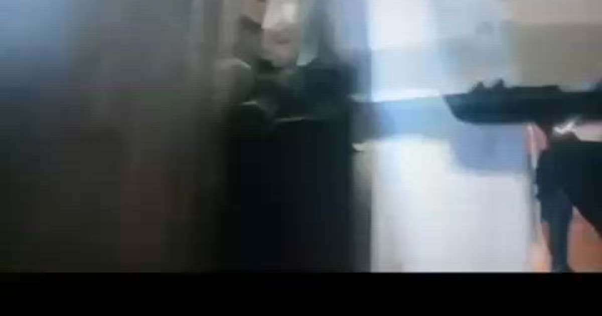 Momente dramatice în Capitală: alpiniștii salvatori au coborât de pe bloc și au intrat pe geam pentru a salva o femeie Momente dramatice în Capitală: alpiniștii salvatori au coborât de pe bloc și au intrat pe geam pentru a salva o femeie