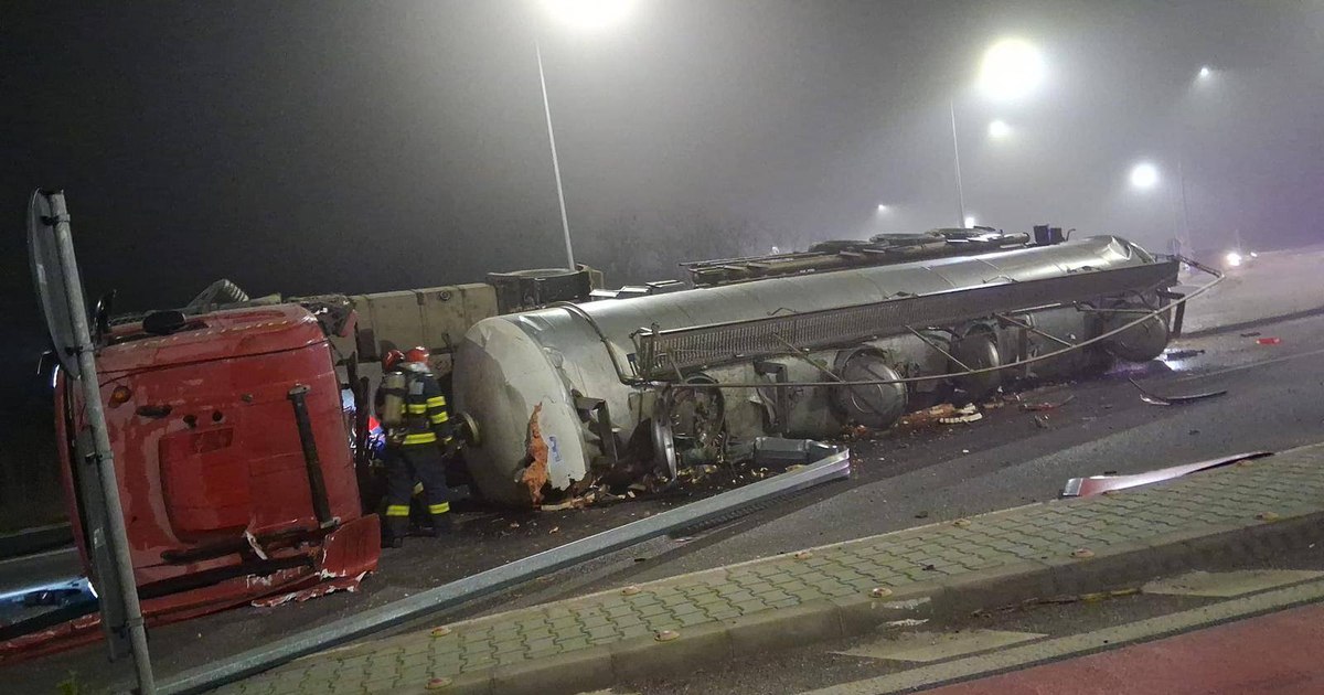 Cisternă încărcată cu amoniac răsturnată pe DN 5, între Bucureşti şi Giurgiu. A fost activat planul de intervenţie chimică Cisternă încărcată cu amoniac răsturnată pe DN 5, între Bucureşti şi Giurgiu. A fost activat planul de intervenţie chimică