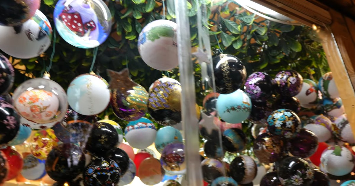 Bărbat amenințat cu interdicție de un an după ce a cumpărat zeci de cărucioare cu globulețe de Crăciun dintr-un magazin de grădinărit Bărbat amenințat cu interdicție de un an după ce a cumpărat zeci de cărucioare cu globulețe de Crăciun dintr-un magazin de grădinărit