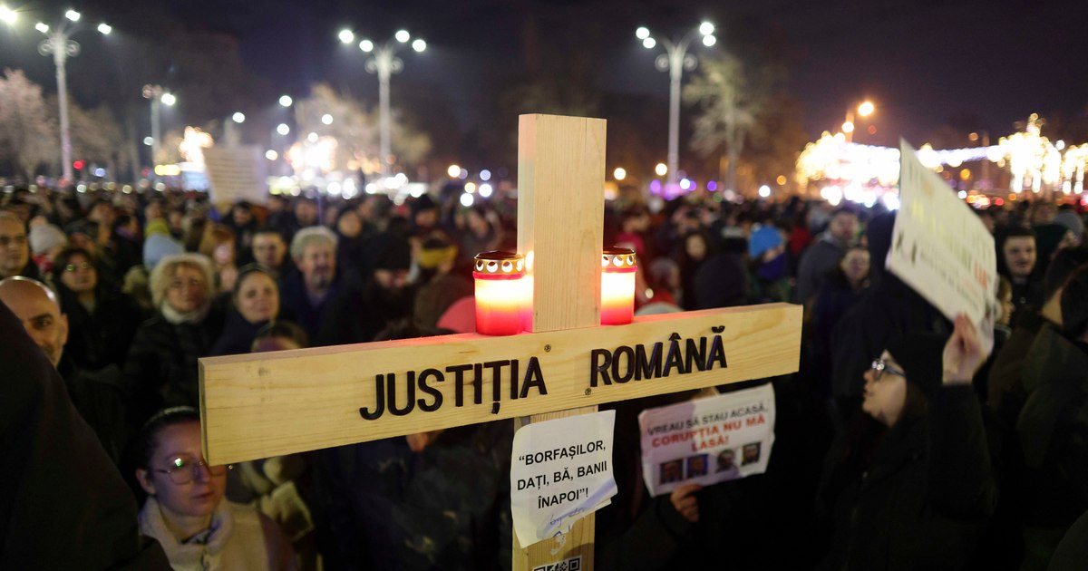 A patra zi de proteste pentru Justiție în București, în marile orașe și în Diaspora: „Voi schimbați complete ca pe șosete” A patra zi de proteste pentru Justiție în București, în marile orașe și în Diaspora: „Voi schimbați complete ca pe șosete”