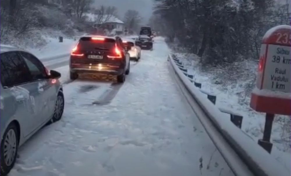 Ninsoarea abundentă paraliează traficul pe Valea Oltului. S-au format coloane de mașini de câțiva kilometri / Cum se circulă în țară Ninsoarea abundentă paraliează traficul pe Valea Oltului. S-au format coloane de mașini de câțiva kilometri / Cum se circulă în țară