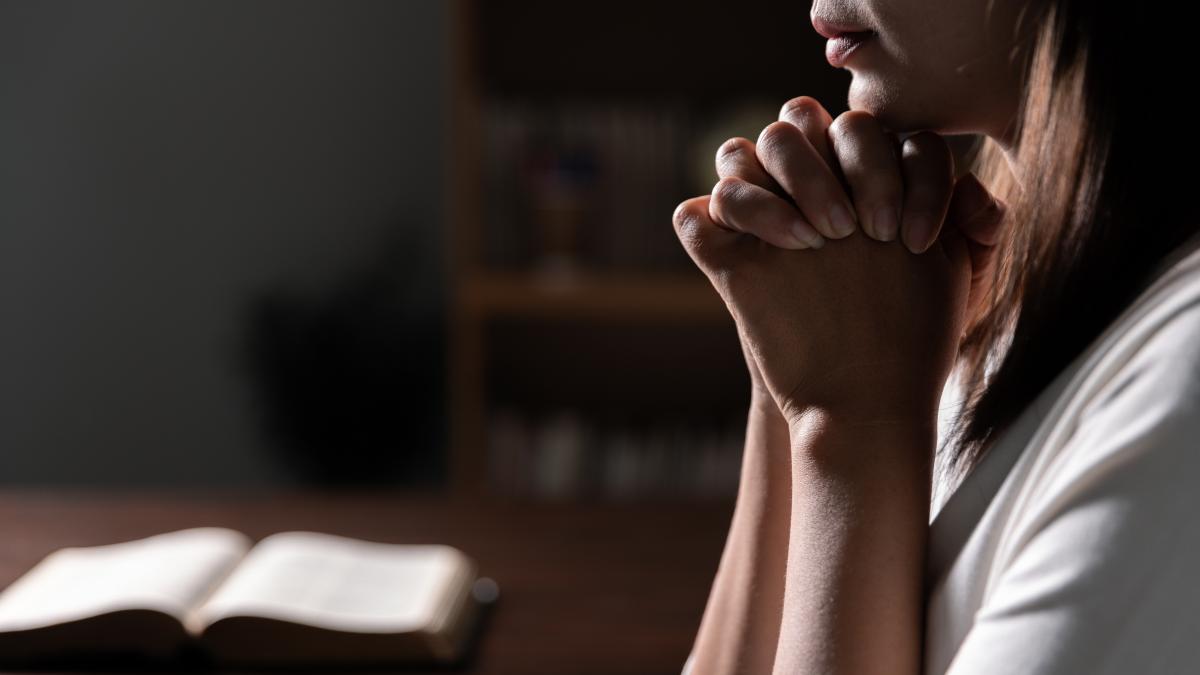 Mulți cred că se roagă corect, dar fac o greșeală. Purtătorul de cuvânt al BOR: Ce dă, de fapt, valoare cuvintelor / video