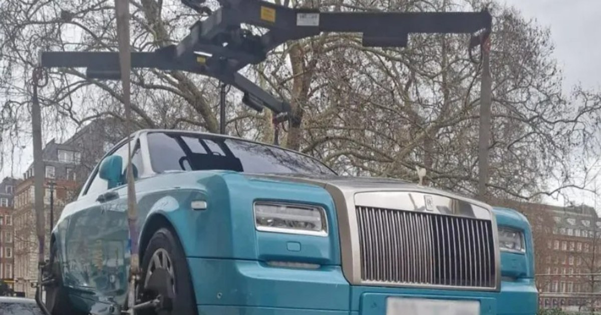 Bogații din centrul Londrei parchează unde doresc, pentru că nu le pasă de amenzi. Un Rolls Royce de peste 250.000 de euro, ridicat de pe trotuar Bogații din centrul Londrei parchează unde doresc, pentru că nu le pasă de amenzi. Un Rolls Royce de peste 250.000 de euro, ridicat de pe trotuar