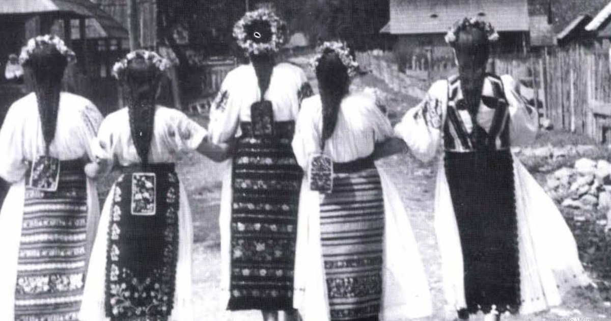 Cum să-ți faci părul ca o româncă autentică. Pieptănăturile și împletiturile tradiționale românești și balsamul neaoș pentru un păr lucios Cum să-ți faci părul ca o româncă autentică. Pieptănăturile și împletiturile tradiționale românești și balsamul neaoș pentru un păr lucios