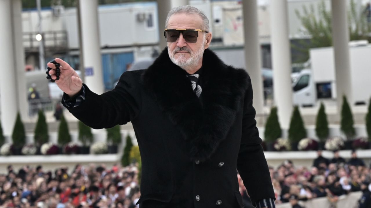 Gigi Becali își apără veteranul după remiza cu Dinamo: „Se zbate, dar n-are cu cine” Gigi Becali își apără veteranul după remiza cu Dinamo: „Se zbate, dar n-are cu cine”