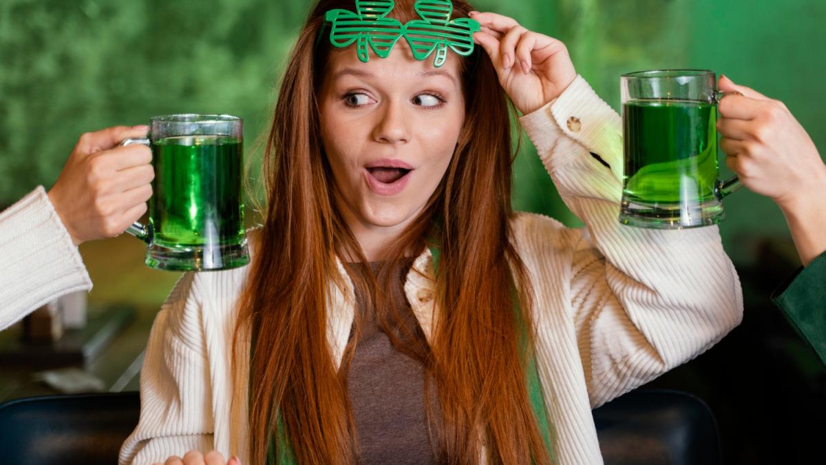 Superstiții de Revelion. Ce trebuie să ții în buzunar, ce culori e bine sa porți Superstiții de Revelion. Ce trebuie să ții în buzunar, ce culori e bine sa porți