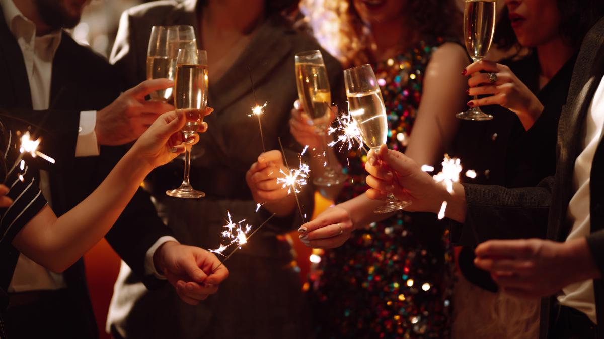 Unde petrec românii Revelionul 2026. Mai sunt destinații disponibile pentru cei care se hotărăsc pe ultima sută de metri