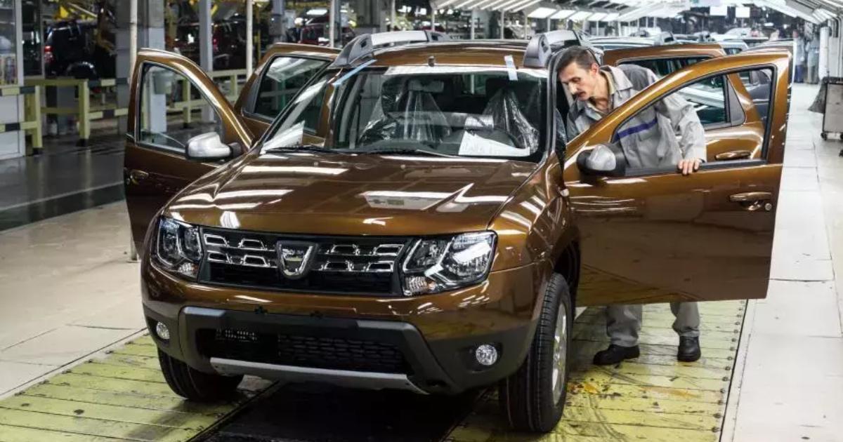 Dacia îşi reduce personalul, sute de oameni pleacă. Cei care renunţă de bunăvoie primesc până la 50.000 € Dacia îşi reduce personalul, sute de oameni pleacă. Cei care renunţă de bunăvoie primesc până la 50.000 €