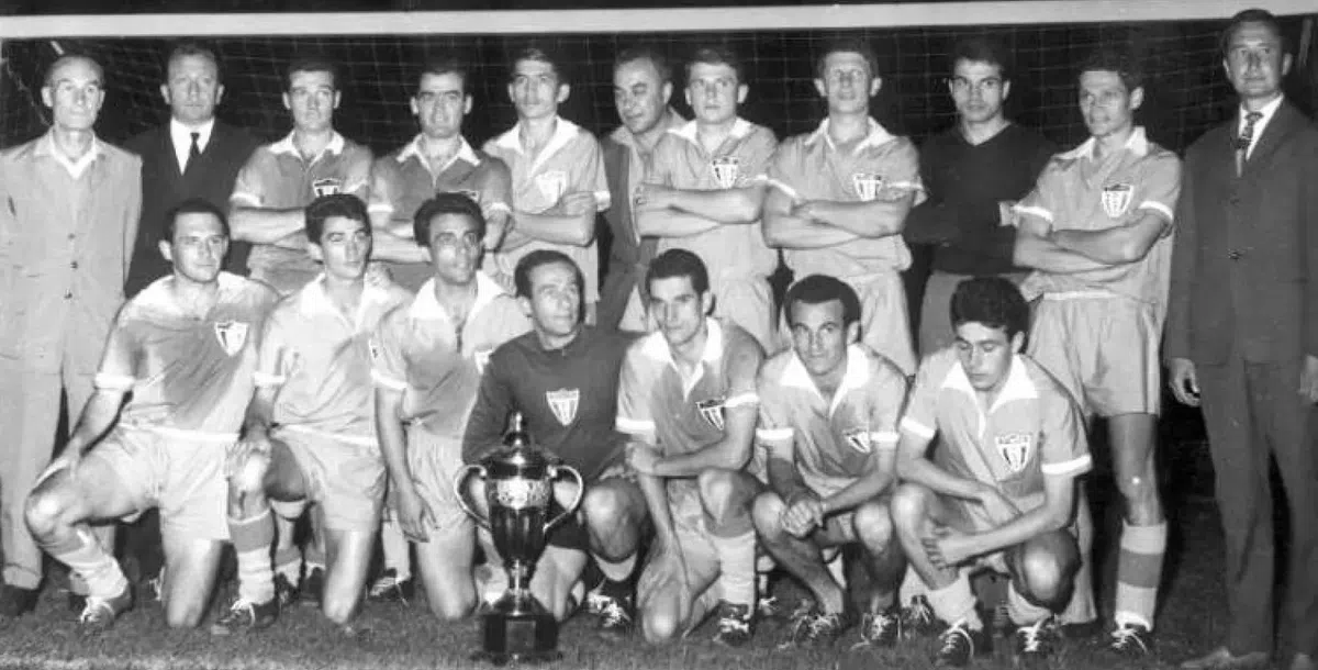 Șapca pe Cupă » O incursiune altfel printr-o parte din istoria echipei de fotbal Universitatea Cluj Șapca pe Cupă » O incursiune altfel printr-o parte din istoria echipei de fotbal Universitatea Cluj