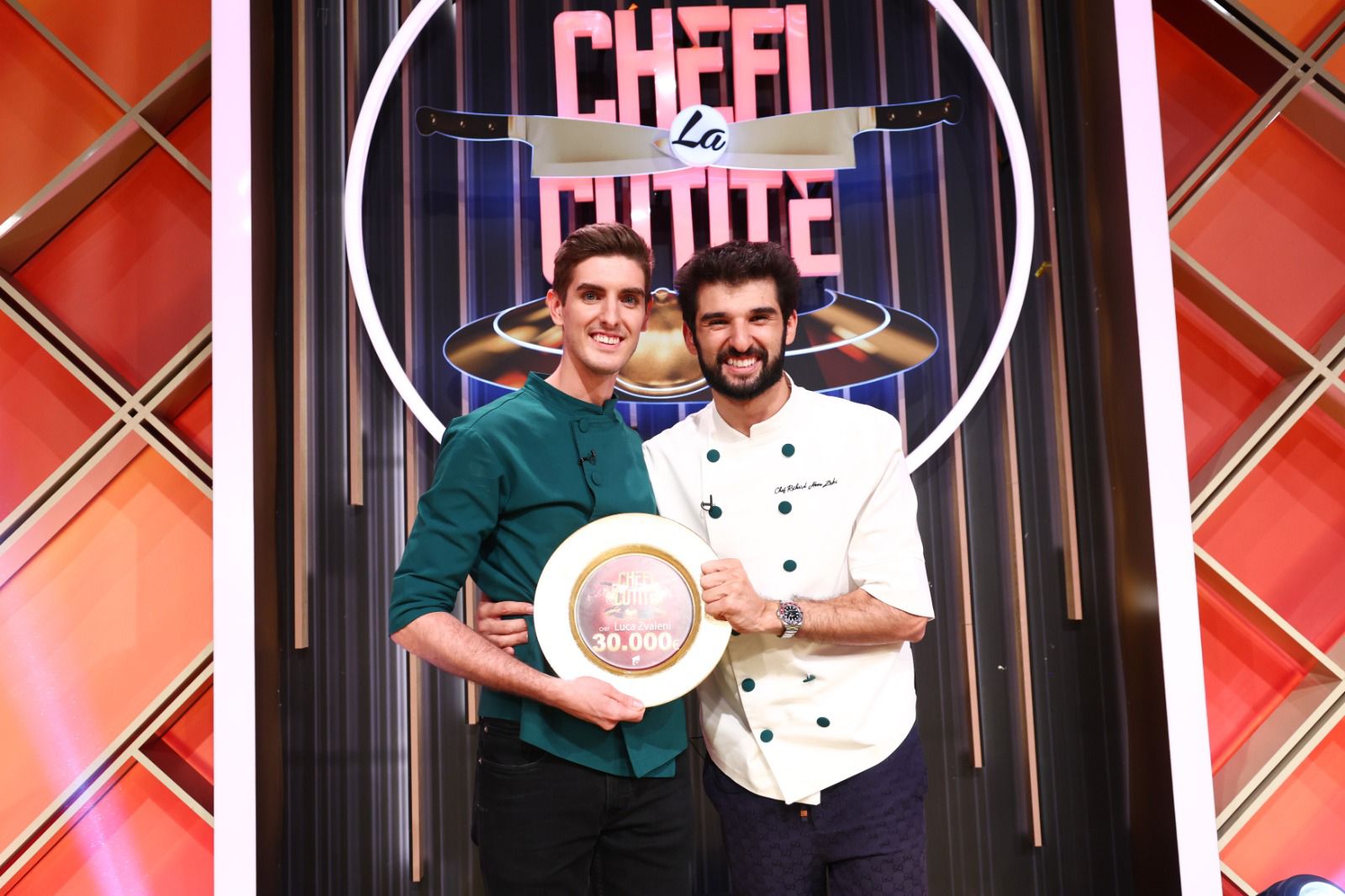 Câștigător finala Chefi la cuțite 2025. Cine a obținut victoria în show-ul culinar de la Antena 1 Câștigător finala Chefi la cuțite 2025. Cine a obținut victoria în show-ul culinar de la Antena 1