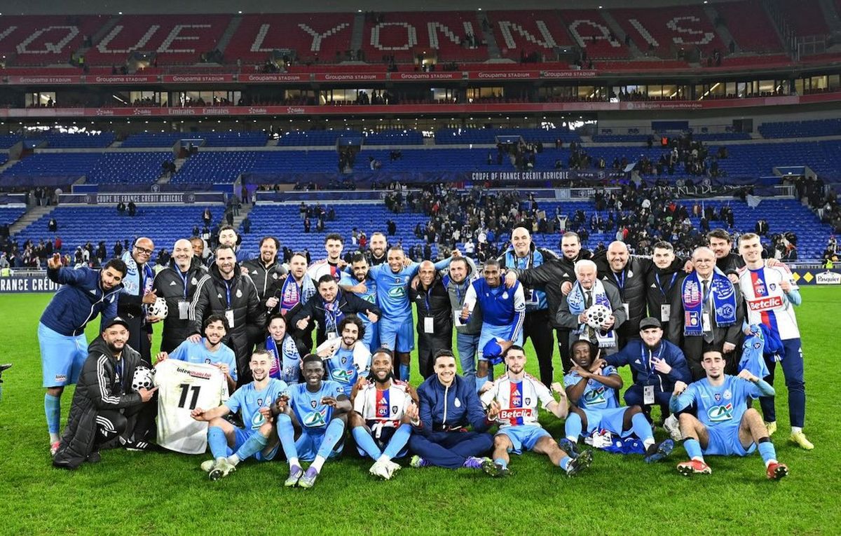 Cadou incredibil de Crăciun făcut de Lyon echipei amatoare pe care a eliminat-o din Cupa Franței Cadou incredibil de Crăciun făcut de Lyon echipei amatoare pe care a eliminat-o din Cupa Franței