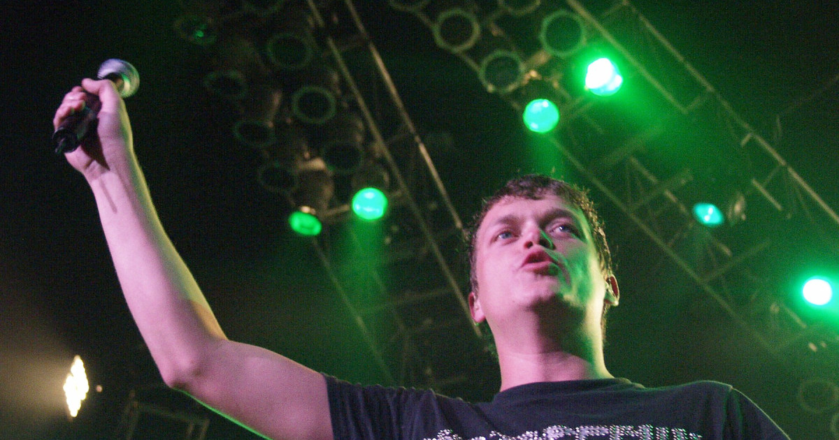 Solistul trupei rock 3 Doors Down a murit la 47 de ani. Brad Arnold suferea de cancer la rinichi Solistul trupei rock 3 Doors Down a murit la 47 de ani. Brad Arnold suferea de cancer la rinichi