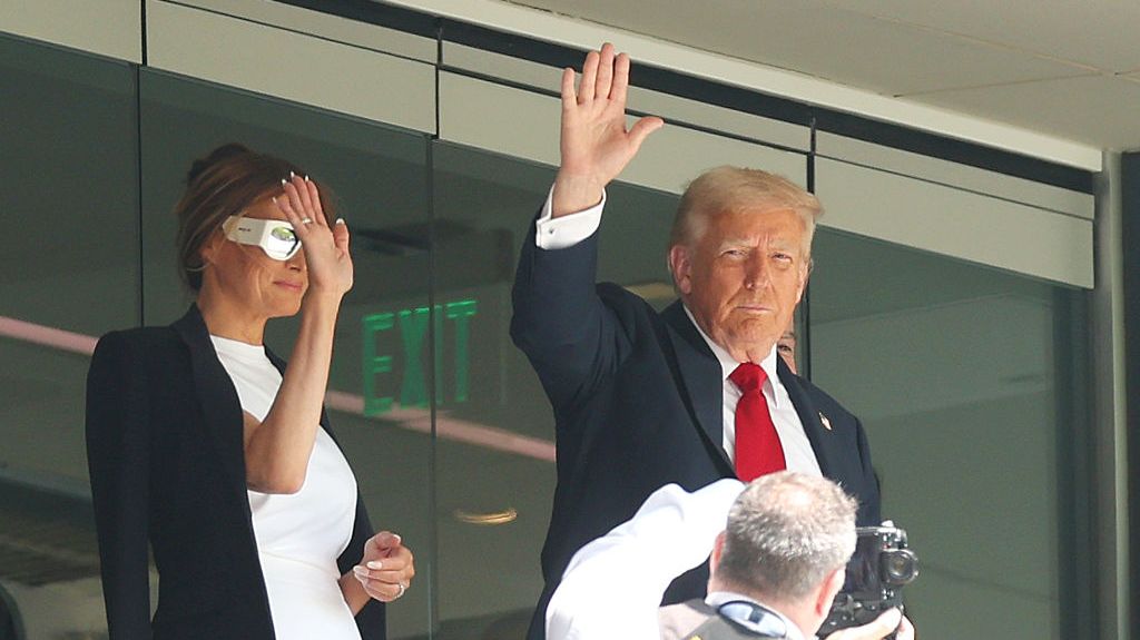 Donald Trump a dat de pământ cu show-ul de la pauza Super Bowl: ”Absolut îngrozitor! Dansurile sunt dezgustătoare!” Donald Trump a dat de pământ cu show-ul de la pauza Super Bowl: ”Absolut îngrozitor! Dansurile sunt dezgustătoare!”