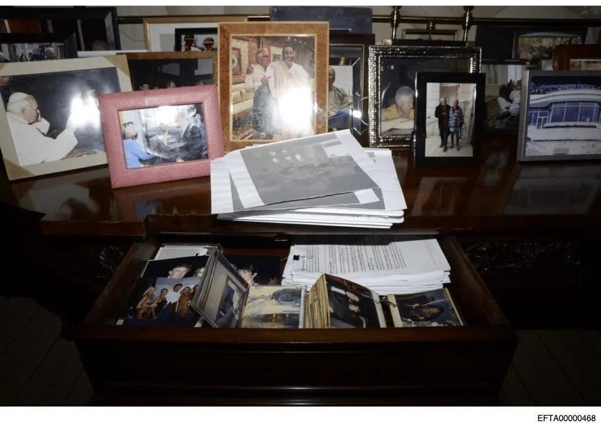 Administrația Trump răspunde acuzațiilor de cenzurare a dosarului Epstein. Fotografia care a fost retrasă de pe site-ul Departamentului de Justiție Administrația Trump răspunde acuzațiilor de cenzurare a dosarului Epstein. Fotografia care a fost retrasă de pe site-ul Departamentului de Justiție
